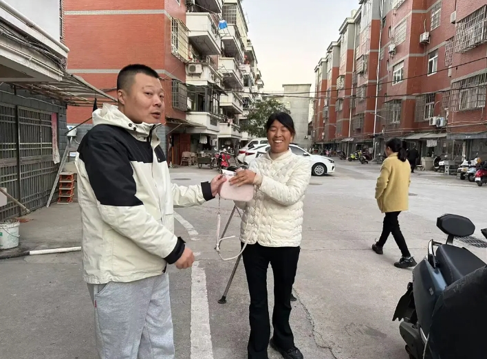 暖新聞 || 鄱陽長運：車站傳遞溫暖 愛心接力送 “包” 歸